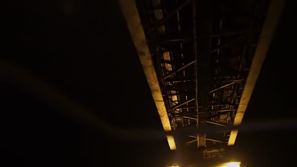 Vue de nuit sous le pont festif lumineux — Video