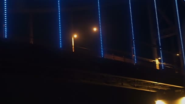 Navigazione sotto il ponte illuminato notte — Video Stock