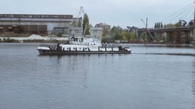 Bağlantı noktası alanında yüzen küçük gemi