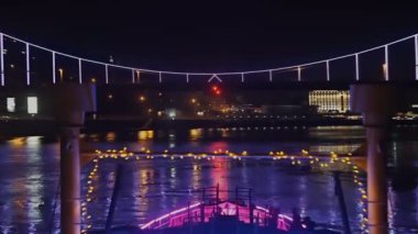 Tatil tekne yüzen aydınlık köprünün altında geceleri