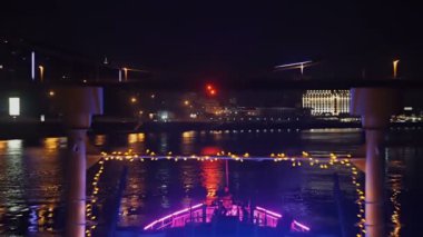 Koreograf süreci filme Köprüsü karşı-şenlikli bir teknede dans ediyor