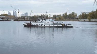 Hizmet alan bir İskeledeki üzerinden gemi yüzer