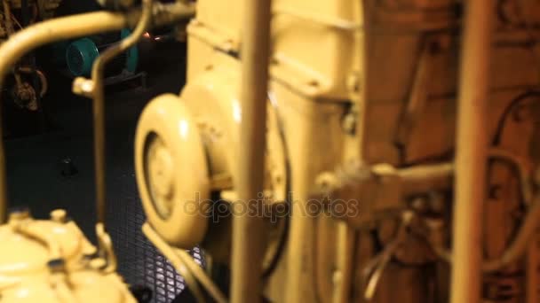 Motor diesel en la sala de máquinas de barcos — Vídeos de Stock