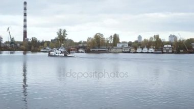Gemi hizmet veren bir tersane bırakır
