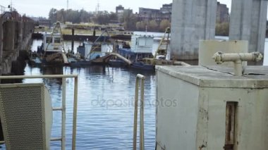 Gemi tersanesinde ayakta hizmet