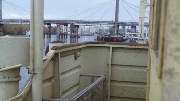 Vista del puente en el astillero desde barcos industriales — Vídeos de Stock