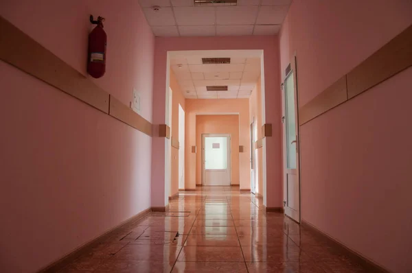 Διάδρομο σε ένα νοσοκομείο στο ζεστά χρώματα Εικόνα Αρχείου