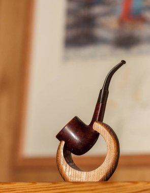 şöminenin üzerinde tütün boru durmak