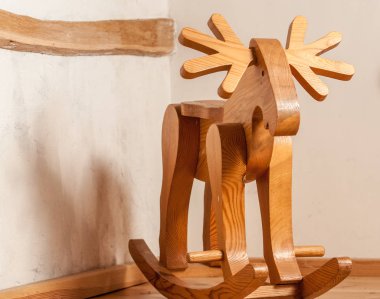 Ahşap geyik bir sallanan sandalye oyuncak