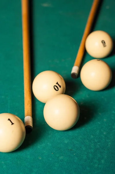 Bilardo işaret ve topları yeşil bir tablo