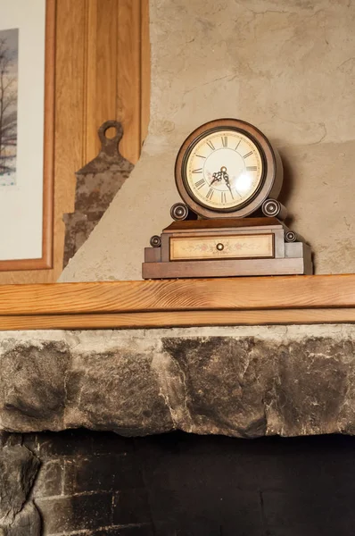 Винтажные деревянные часы на камине — стоковое фото