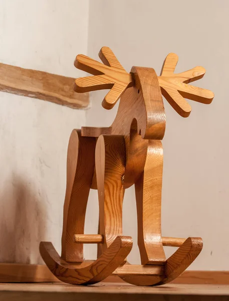 Ahşap geyik bir sallanan sandalye oyuncak