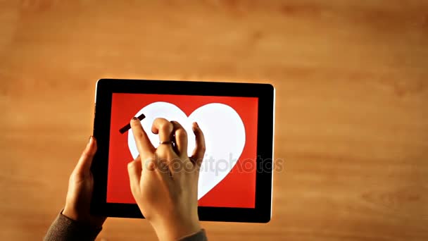 Te amo la caligrafía. Escritura femenina en negrita dentro del corazón blanco en el comprimido — Vídeos de Stock