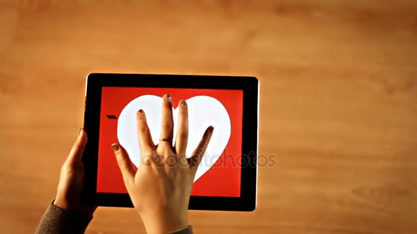 Ti amo kalligrafie. Vrouw in witte breuk schrijven op Tablet PC — Stockvideo