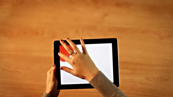 Disegno femminile sfondo rosso su tablet — Video Stock