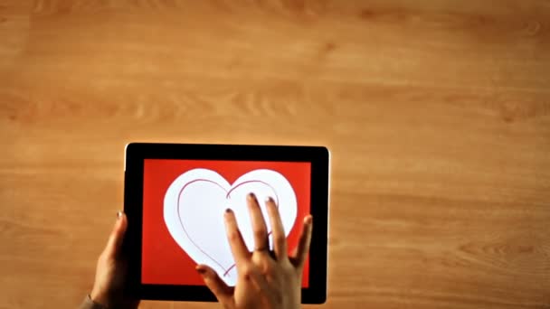 Disegno femminile cuore intuizione due cuore su tablet — Video Stock