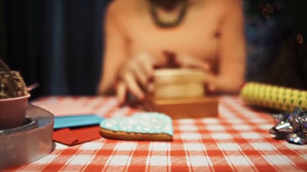 Mujer abre la caja en forma de corazón y toma pequeño símbolo de corazón de madera — Vídeos de Stock