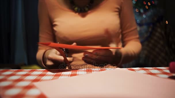 Femme coupant une carte de Saint-Valentin rouge avec des ciseaux — Video