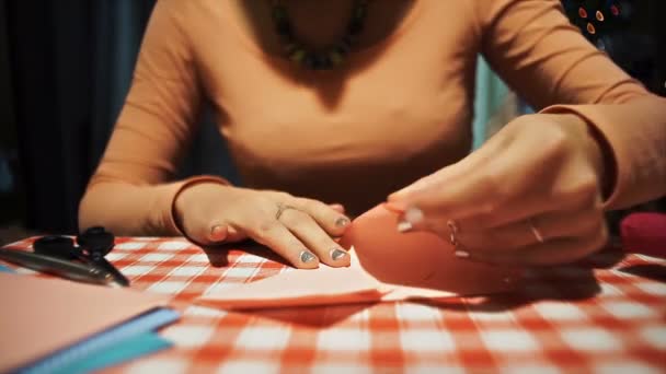 Hembra haciendo origami de papel rosa para el día de San Valentín — Vídeos de Stock