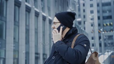 Telefon ofis merkezi önünde konuşurken adam hipster