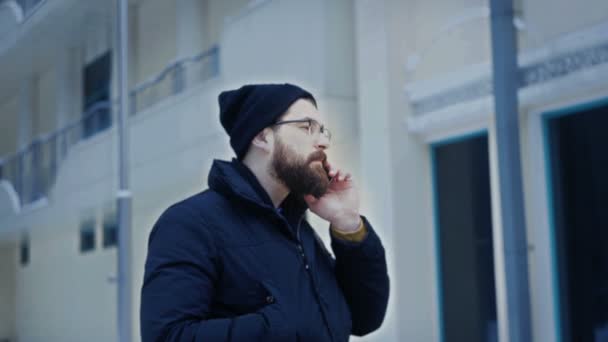 Muž mluví vážně o telefonu na ulici — Stock video