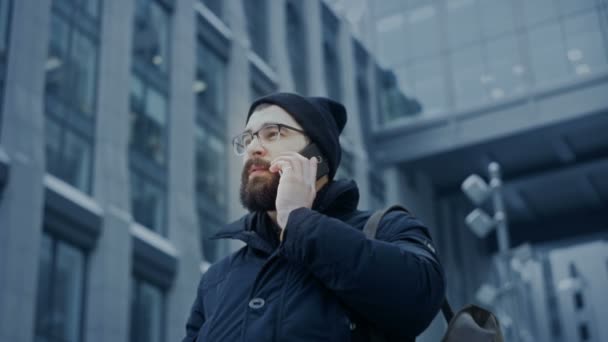 Man concentrated talking on phone on business street, — Stock Video