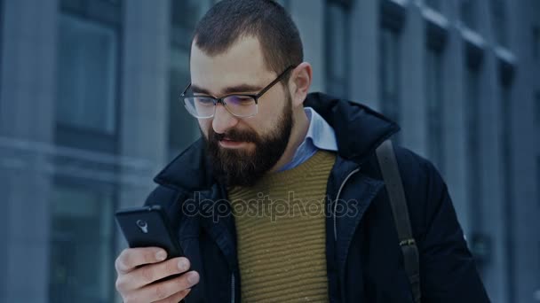 Hombre usando el desplazamiento de teléfonos inteligentes — Vídeos de Stock