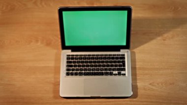 El Dizüstü Touchpad kullanarak Üstten Görünüm