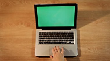 Üstten Görünüm kızlar eller klavye ve Touchpad laptop, bilek odak kullanarak