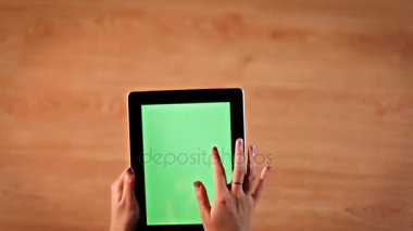 Dijital yakınlaştırma görüntülerde kaydırma üstten görünüm eller, dikey tablet