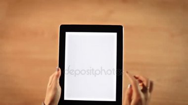 Üstten Görünüm kadın eller tablet dikey çizim soru işareti simgesini