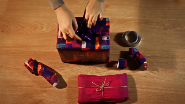 Von oben weibliche Hände beim Packen von Geschenken Box, Endstufe Putting bowknot — Stockvideo