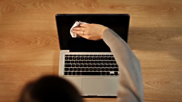 Affichage isolé de dessus de tour de nettoyage femelle de vue supérieure avec l'antiseptique humide de serviette 