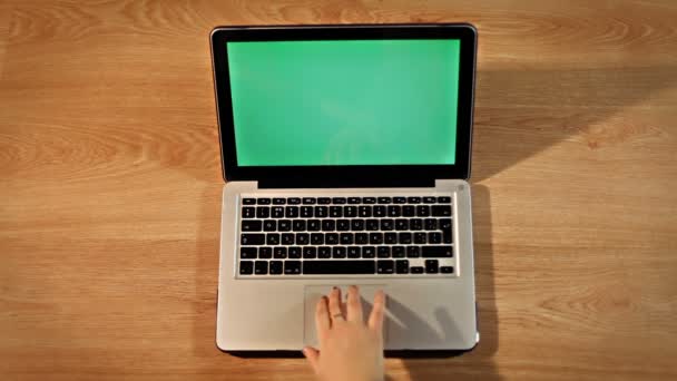 使用触摸板和键盘上的笔记本电脑，键盘焦点的顶视图女孩手 — 图库视频影像
