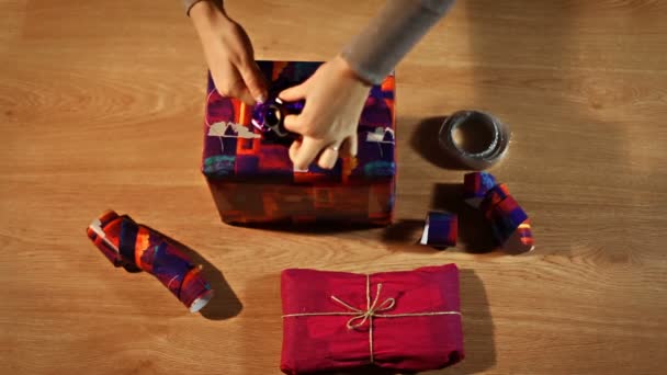 Vista dall'alto mani femminili imballaggio regali scatola — Video Stock