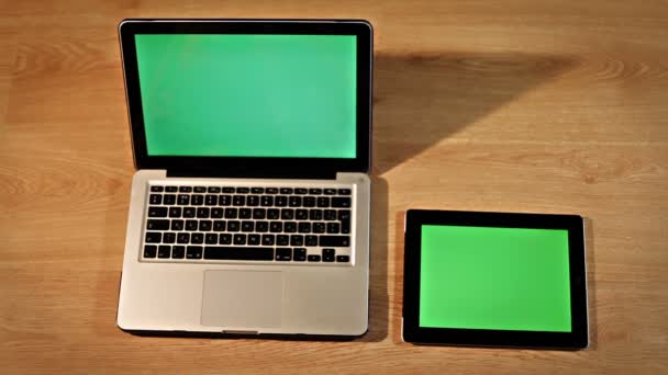 Widok z góry ręka przy użyciu tabletu powiększania zdjęć i laptopa ekran dotykowy — Wideo stockowe