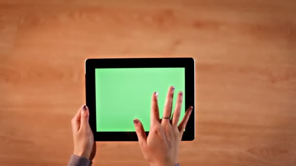 Visão superior mãos femininas rolagem, zoom na posição horizontal tablet digital — Vídeo de Stock
