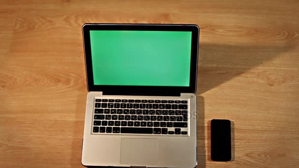 Privire de sus mâini de sex feminin conectarea telefon inteligent la laptop cu cablu usb — Videoclip de stoc