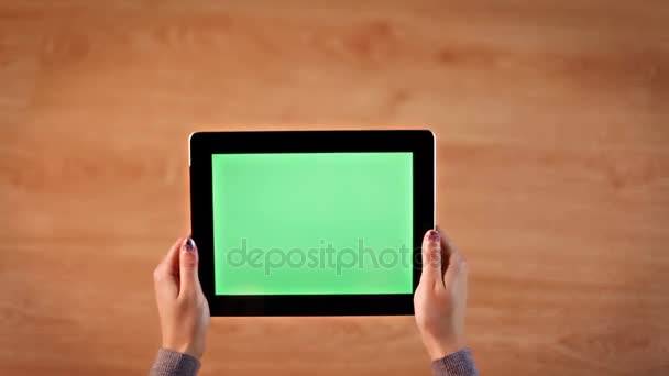 Vista superior de las manos femeninas imágenes de desplazamiento en la tableta digital posición horizontal — Vídeos de Stock