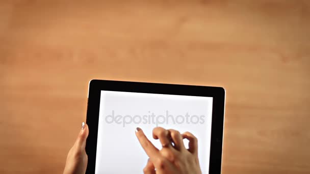 Mani femminili vista dall'alto disegno segno di spunta simbolo sul tablet digitale — Video Stock