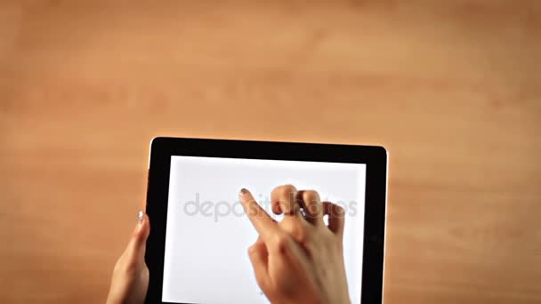 Vista superior manos femeninas dibujo sqaure en tableta digital — Vídeos de Stock