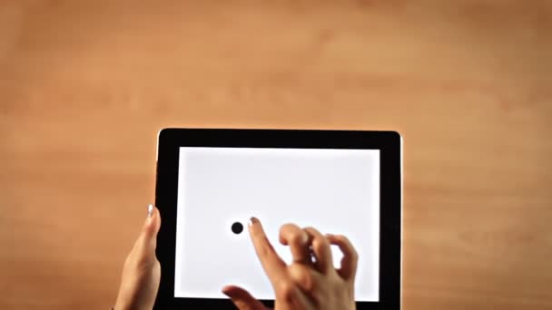 トップ ビュー女性手タブレット上に 3 つのドット シンボルを描画 — ストック動画