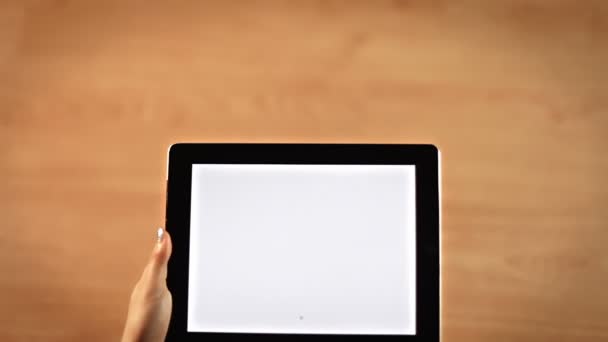 トップ ビュー女性手を水平方向のタブレット上の図面の感嘆符シンボル — ストック動画