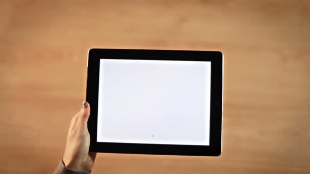 Mani femminili vista dall'alto disegno equivale a simbolo sul tablet digitale — Video Stock