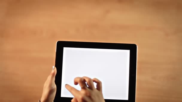 Vista superior de las manos femeninas escribiendo el alfabeto A-Z o el símbolo de enciclopedia en la tableta — Vídeo de stock