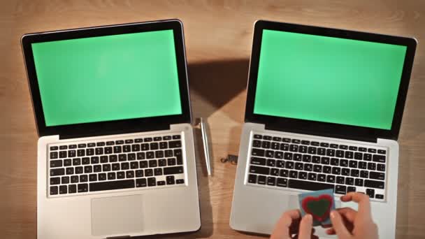 Üstten Görünüm erkek yaprakları Sevgililer kartı office coworking içinde arkadaşlar laptop — Stok video