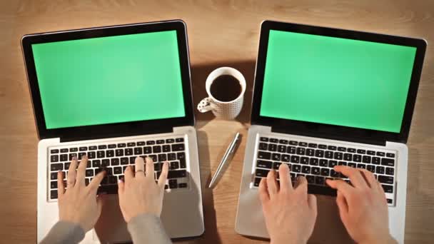 Vista superior femenina y masculina usando computadoras portátiles en la oficina de coworking — Vídeo de stock
