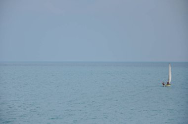 Deniz yüzeyi güneşli bir günde tekne