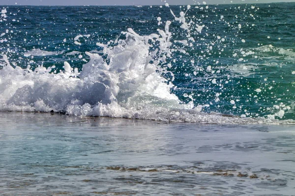 Salpicadura de colores de las olas de primer plano —  Fotos de Stock