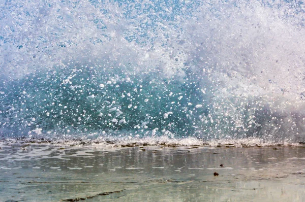 Salpicadura de colores de las olas de primer plano —  Fotos de Stock